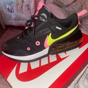 NEVER WORN BRAND NEW WITH BOX WMNS AIR MAX size 8 $100 OBO
